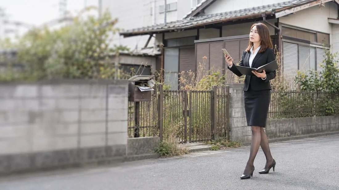 柏市の空き家を現地調査するリノーズのスタッフ